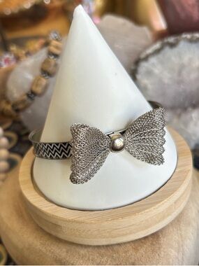 Vintage Mercari Silver Bow Accent Women's Bangle
